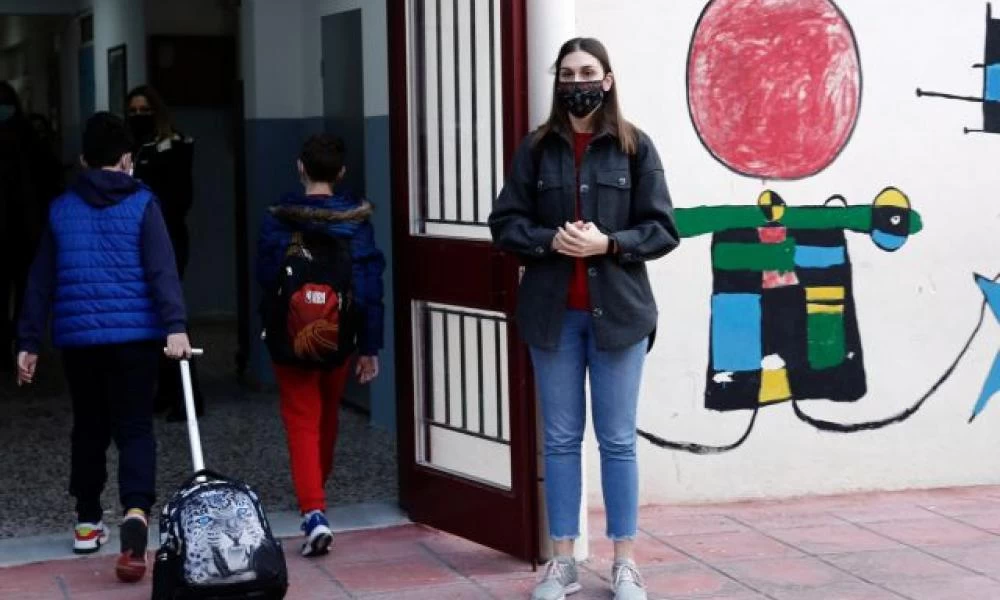 Πιτσιρικάς θέλει διακαώς να ανοίξουν τα σχολεία και το κίνητρο δεν είναι ... εκπαιδευτικό